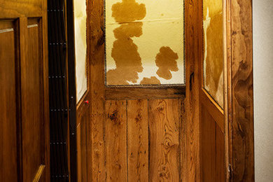 ナッシュビルにあるラグジュアリーな中くらいなラスティックスタイルのおしゃれな廊下 (茶色い壁、無垢フローリング) の写真
