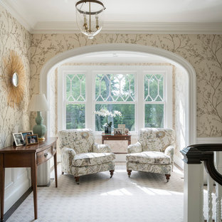 Inspiration för stora maritima hallar, med flerfärgade väggar, heltäckningsmatta och grått golv