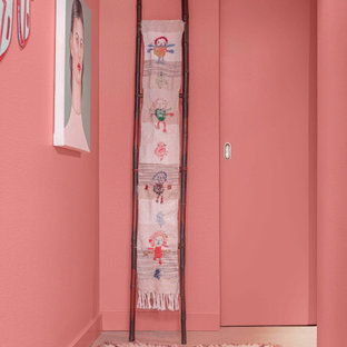 Idéer för att renovera en eklektisk hall, med rosa väggar