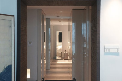 Idée de décoration pour un couloir minimaliste de taille moyenne avec un mur beige et un sol en marbre.