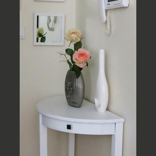 Idéer för en shabby chic-inspirerad hall, med vita väggar