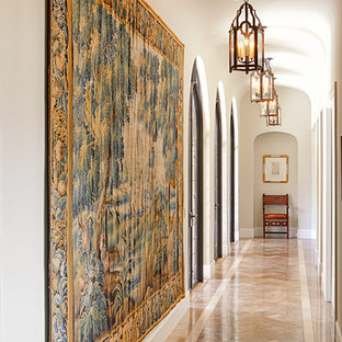 Medelhavsstil inredning av en mellanstor hall, med beige väggar och marmorgolv