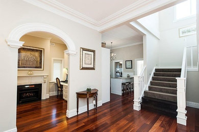 Mittelgroßer Klassischer Flur mit beiger Wandfarbe und braunem Holzboden in Perth