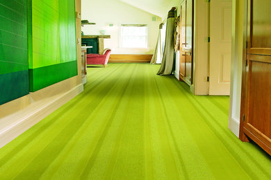 Foto de recibidores y pasillos eclécticos con suelo verde