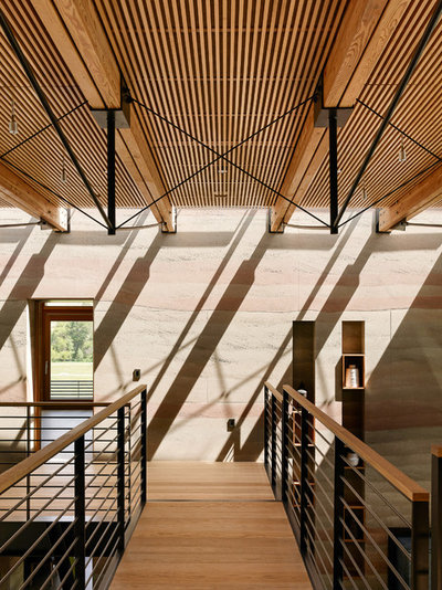 Contemporain Couloir by Feldman Architecture, Inc.