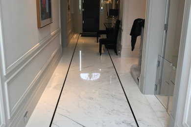 Cette image montre un grand couloir traditionnel avec un sol en marbre et un sol blanc.