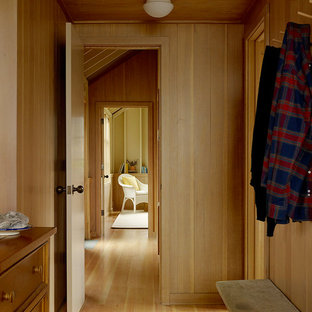 Inspiration för en liten maritim hall, med beige väggar och ljust trägolv