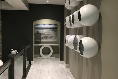 Ispirazione per un ingresso o corridoio minimal di medie dimensioni con pareti grigie, pavimento in gres porcellanato e pavimento bianco