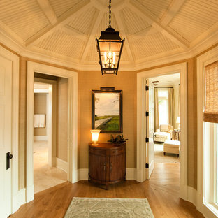 Idee per un ingresso o corridoio classico di medie dimensioni con pavimento in legno massello medio, pareti beige e pavimento giallo
