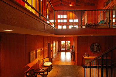 Imagen de recibidores y pasillos de estilo americano grandes con paredes marrones y suelo de madera en tonos medios