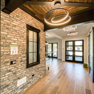 Réalisation d'un couloir urbain en bois de taille moyenne avec un mur blanc, un sol en bois clair et un plafond en poutres apparentes.