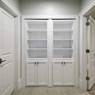 Exemple d'un petit couloir chic avec un mur blanc, moquette, un sol beige et un plafond à caissons.