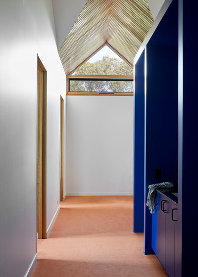 Midcentury Hall by MRTN Architects