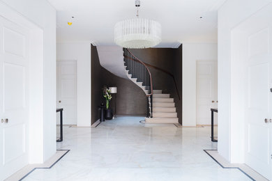 На фото: коридор среднего размера в современном стиле с белыми стенами, мраморным полом и белым полом