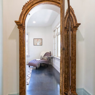 Réalisation d'un petit couloir craftsman avec un mur blanc, un sol en bois foncé, un sol noir et un plafond en lambris de bois.