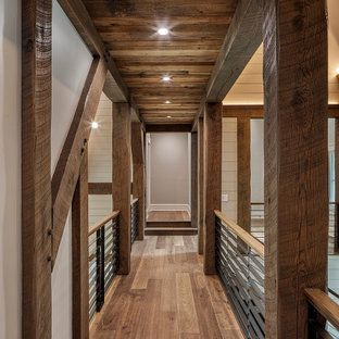 Inspiration pour un couloir craftsman de taille moyenne avec un mur gris, un sol en bois brun, un sol gris, un plafond en lambris de bois et du lambris de bois.