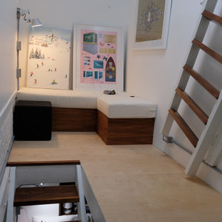 Idéer för att renovera en liten funkis hall, med vita väggar, plywoodgolv och beiget golv