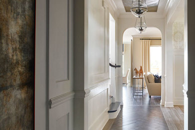 Imagen de recibidores y pasillos clásicos renovados con paredes grises y suelo de madera en tonos medios