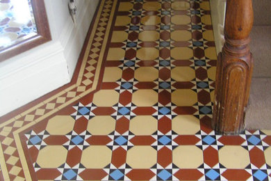 他の地域にある高級な中くらいなヴィクトリアン調のおしゃれな廊下 (白い壁、セラミックタイルの床) の写真