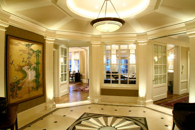 Diseño de recibidores y pasillos tradicionales con paredes beige y suelo multicolor