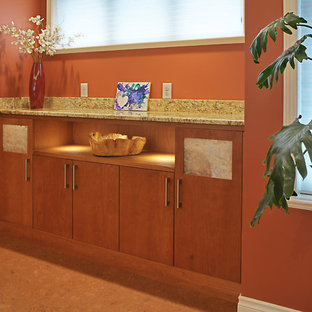 Idée de décoration pour un couloir tradition de taille moyenne avec un mur orange.