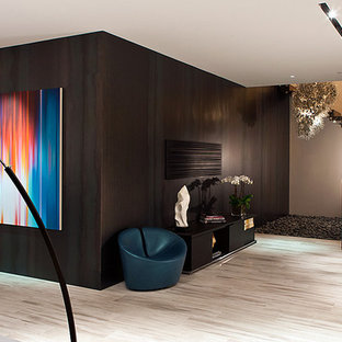 Exemple d'un grand couloir tendance avec un mur noir.