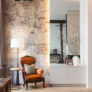 Inspiration för stora industriella hallar, med ljust trägolv, röda väggar och beiget golv