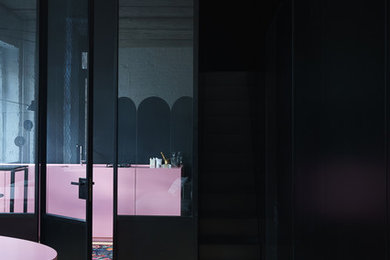 Стильный дизайн: коридор среднего размера в скандинавском стиле с черными стенами, бетонным полом и бежевым полом - последний тренд