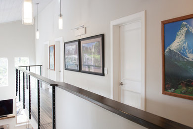 Imagen de recibidores y pasillos actuales de tamaño medio con paredes grises, suelo de madera clara y suelo gris