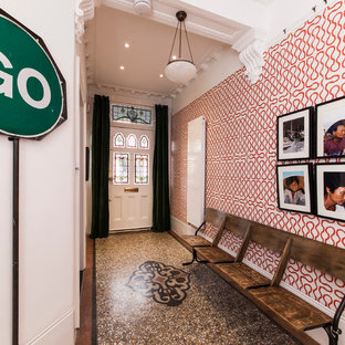 Ispirazione per un ingresso o corridoio boho chic con pareti multicolore