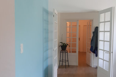Idéer för att renovera en mycket stor minimalistisk hall, med blå väggar, vinylgolv och beiget golv