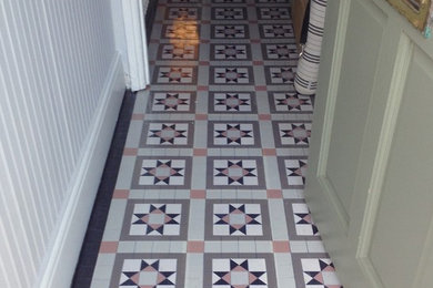 コーンウォールにあるお手頃価格のヴィクトリアン調のおしゃれな廊下 (セラミックタイルの床) の写真