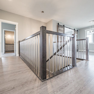 Idéer för en mellanstor shabby chic-inspirerad hall, med grå väggar och grått golv
