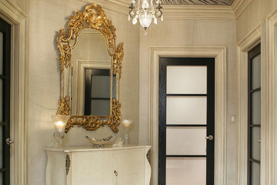 Diseño de recibidores y pasillos tradicionales con paredes beige y suelo de madera en tonos medios
