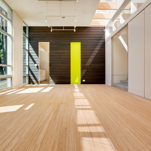 Exemple d'un petit couloir moderne avec un mur blanc et un sol en bambou.