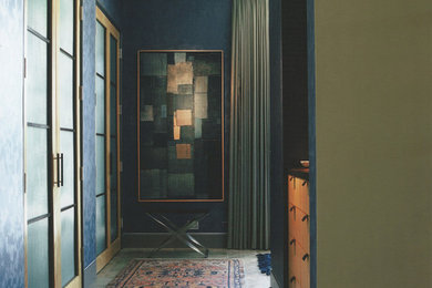 Foto de recibidores y pasillos eclécticos grandes con paredes azules, suelo de mármol y suelo azul