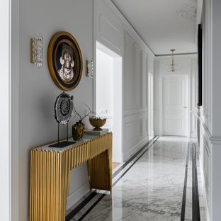 Inspiration pour un couloir traditionnel avec un mur blanc et un sol blanc.