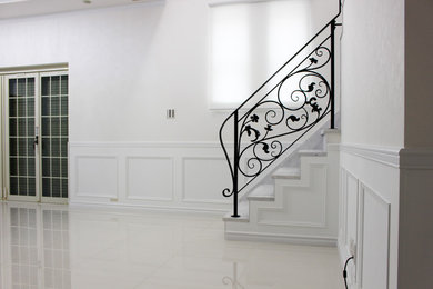 Cette photo montre un couloir tendance avec un mur blanc et un sol blanc.