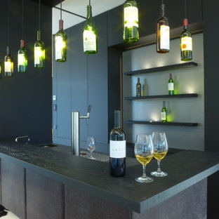 Große Moderne Hausbar in L-Form mit Unterbauwaschbecken, schwarzen Schränken, Arbeitsplatte aus Holz, Küchenrückwand in Schwarz, Bartresen, schwarzer Arbeitsplatte und flächenbündigen Schrankfronten in Frankfurt am Main