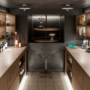 Zweizeilige, Kleine Moderne Hausbar mit Bartheke, flächenbündigen Schrankfronten, hellbraunen Holzschränken, Arbeitsplatte aus Holz, Küchenrückwand in Schwarz, Keramikboden, weißem Boden und brauner Arbeitsplatte in Hamburg