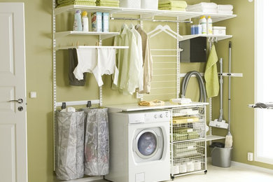 Imagen de cuarto de lavado lineal contemporáneo grande con armarios abiertos y paredes verdes