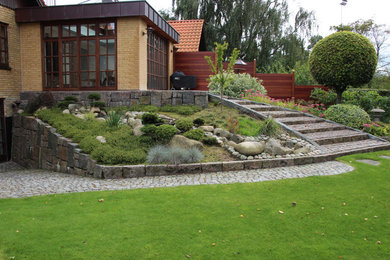 エスビャールにある北欧スタイルのおしゃれな庭の写真