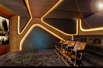 Esempio di un home theatre minimal di medie dimensioni e chiuso con pareti multicolore, moquette e schermo di proiezione