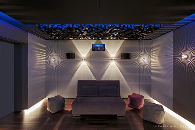 Modelo de cine en casa cerrado contemporáneo de tamaño medio con suelo de madera pintada y pantalla de proyección