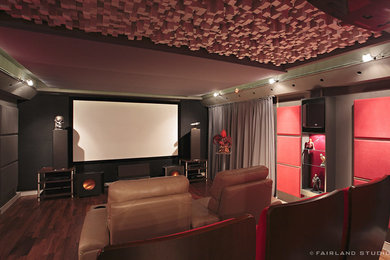 Imagen de cine en casa cerrado urbano de tamaño medio con suelo de madera oscura