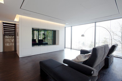 Offenes, Großes Modernes Heimkino mit weißer Wandfarbe, dunklem Holzboden und Multimediawand in Frankfurt am Main