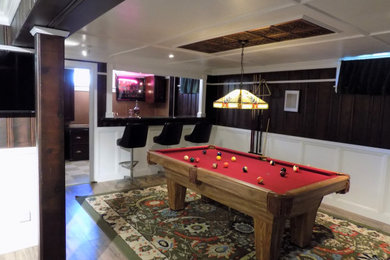 Modelo de bar en casa con fregadero clásico con fregadero encastrado, puertas de armario de madera en tonos medios, suelo laminado y suelo marrón