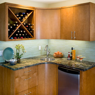 Idee per un piccolo angolo bar con lavandino minimal con lavello sottopiano, ante lisce, ante in legno chiaro, paraspruzzi con piastrelle di vetro, pavimento in sughero, top in marmo e paraspruzzi grigio