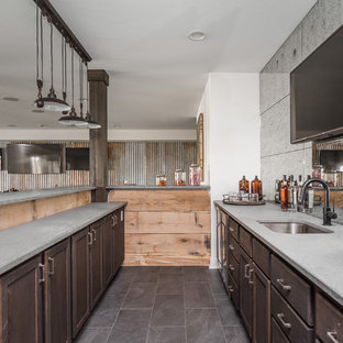 Esempio di un grande angolo bar con lavandino country con lavello da incasso, consolle stile comò, ante in legno chiaro, top in cemento, paraspruzzi multicolore, paraspruzzi con lastra di vetro, pavimento con piastrelle in ceramica e pavimento grigio