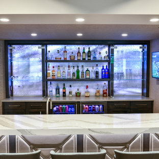 Ispirazione per un grande bancone bar design con lavello sottopiano, ante in stile shaker, ante in legno bruno, top in quarzo composito, paraspruzzi grigio, pavimento in vinile, pavimento beige e top grigio